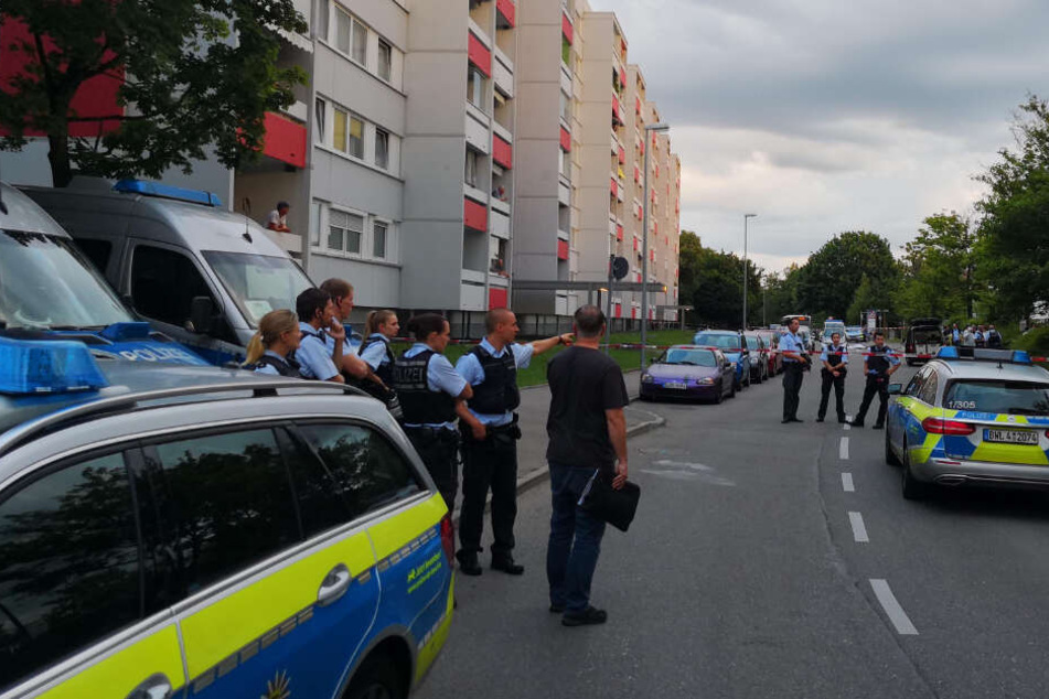 Polizeieinsatzkräfte bei Ermittlungen am Mittwoch.