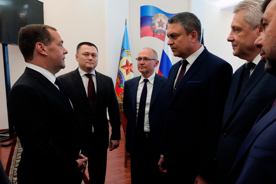 Die politische Führungsriege Russlands rund um Dmitri Medwedew (l) will mit Luhansk, Donezk und Cherson offenbar ähnlich verfahren wie mit der Krim im Jahr 2014.