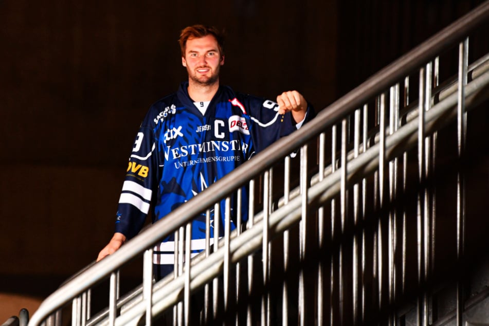 Jordan Knackstedt präsentierte stolz das neue Trikot und darauf prangt das "C" als Symbol für seine Kapitänsrolle.