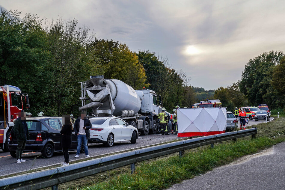 Die Unfallstelle am Freitagabend. Feuerwehrleute haben einen Sichtschutz gegen neugierige Blicke errichtet.