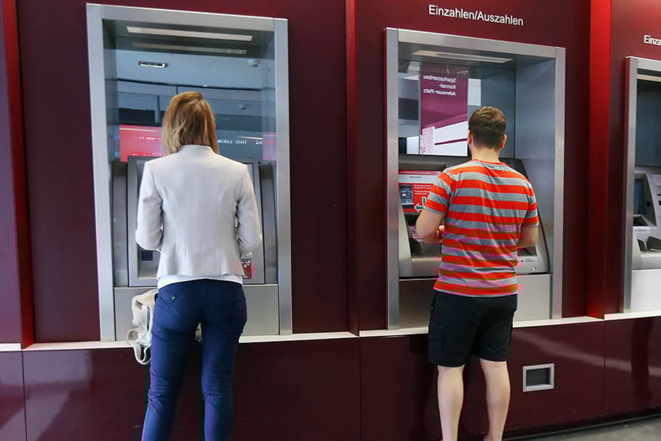 Tagsüber kann weiter wie gewohnt Bargeld abgehoben werden.