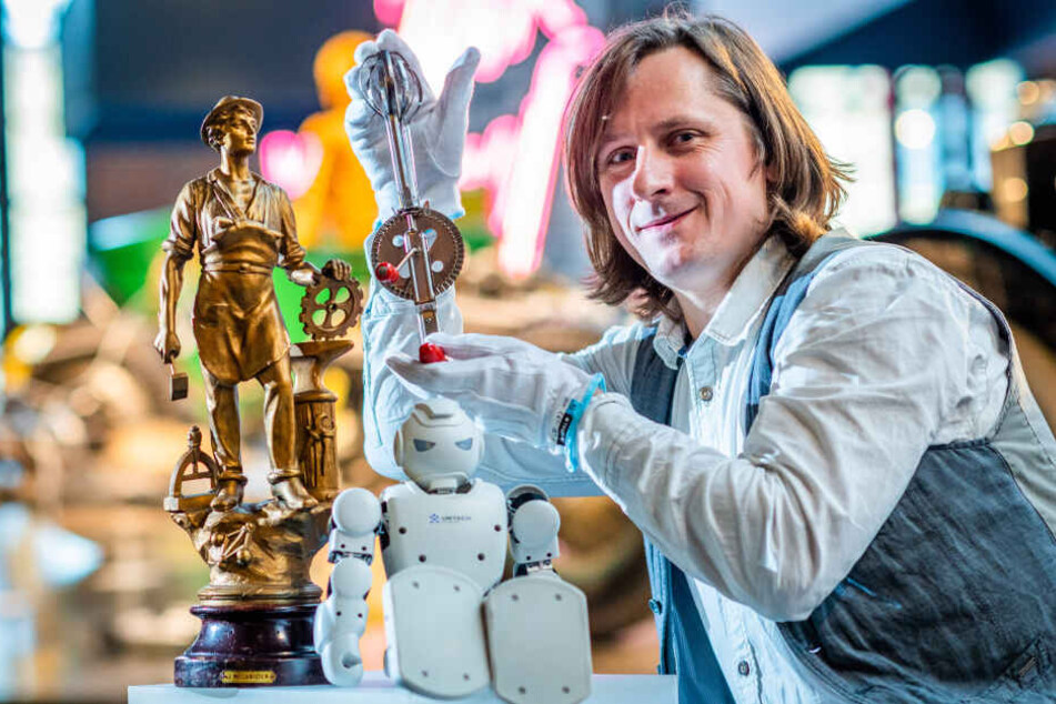 Kurator Jürgen Kabus (38) zeigt Ausstellungsstücke, die nächstes Jahr im Industriemuseum zu sehen sind.