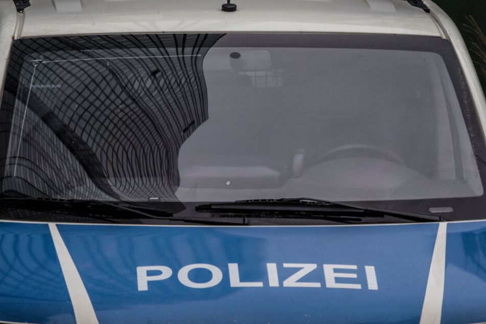 Am Mittwochmorgen durchsuchten Polizisten mehrere Objekte in vier Bundesländern (Symbolbild).