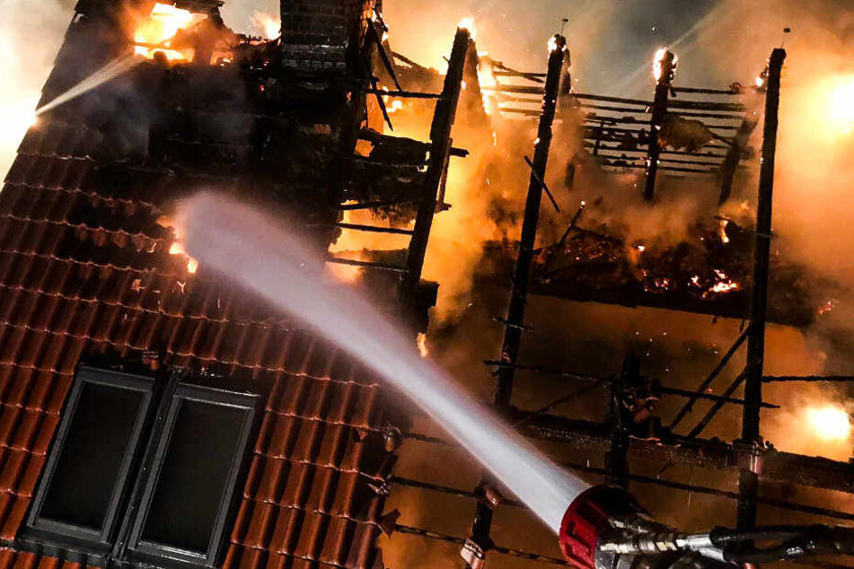 Wasser marsch: Die Feuerwehr bekämpft den Brand.