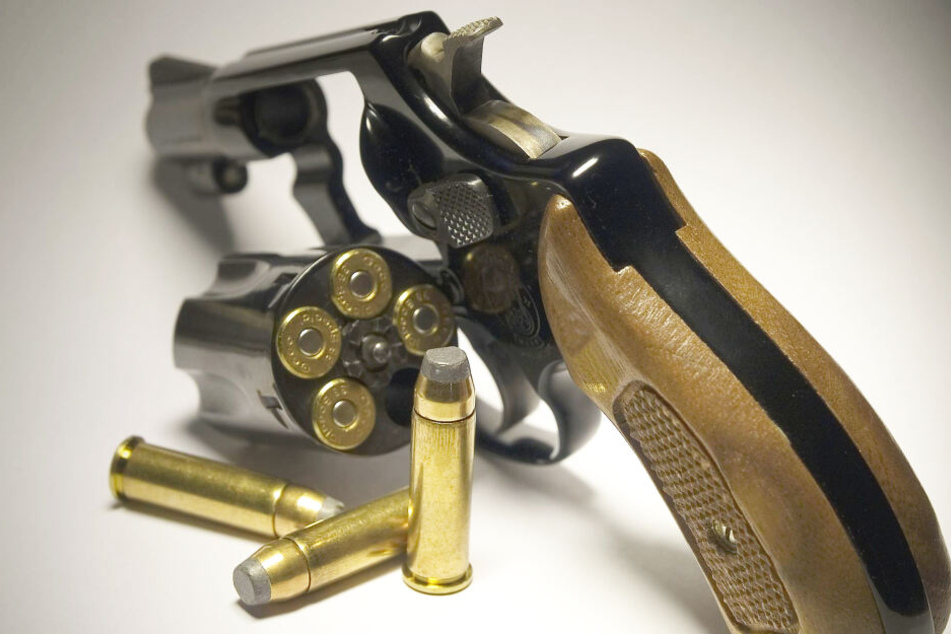 Bei Altenberg klauten Einbrecher einen Revolver und Dutzende Patronen (Symbolbild).
