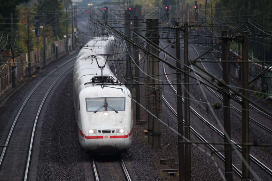 Ein ICE ist in Mecklenburg-Vorpommern mit einer Oberleitung kollidiert (Symbolbild).