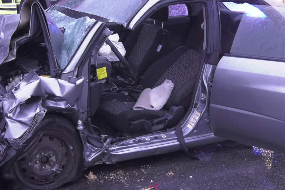In Bayern ist es zu einem schrecklichen Unfall gekommen, ein BMW wurde zerstört.