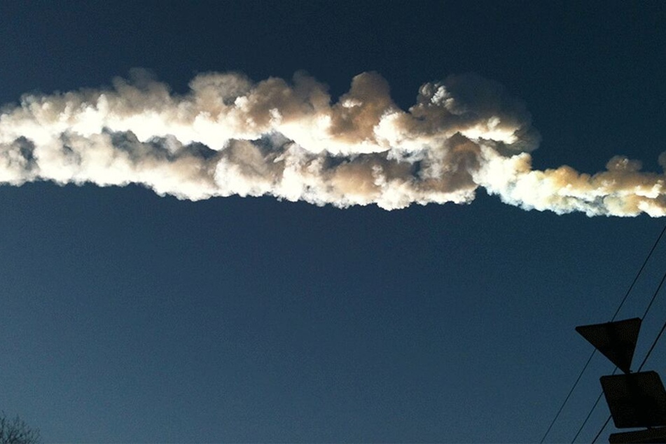 2013 hinterließ ein Meteorit am Himmel über der Stadt Tscheljabinsk eine weiße Spur.