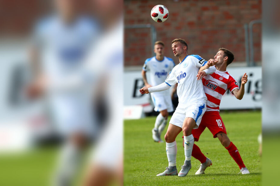 Maximilian Oesterhelweg (l.) 2018 im Lotte-Trikot im Duell mit dem Zwickauer Christian Bickel.