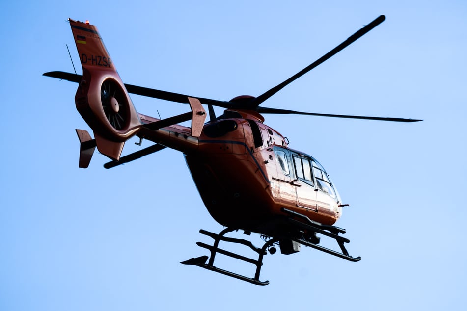 Per Rettungshubschrauber wurde der schwer verletzte Vierjährige ins Krankenhaus gebracht. (Symbolbild)