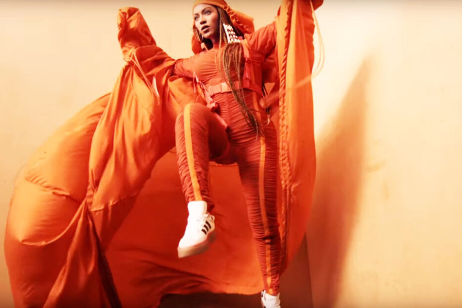 "Solarorange" nennen Beyoncé und adidas die auffällige Farbe.