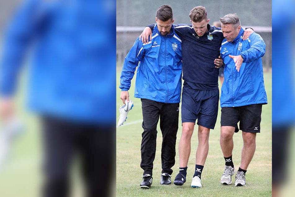 Tim Campulka (M. ) musste den Physios Florian Braband (l.) und Olaf Renn gestützt werden.