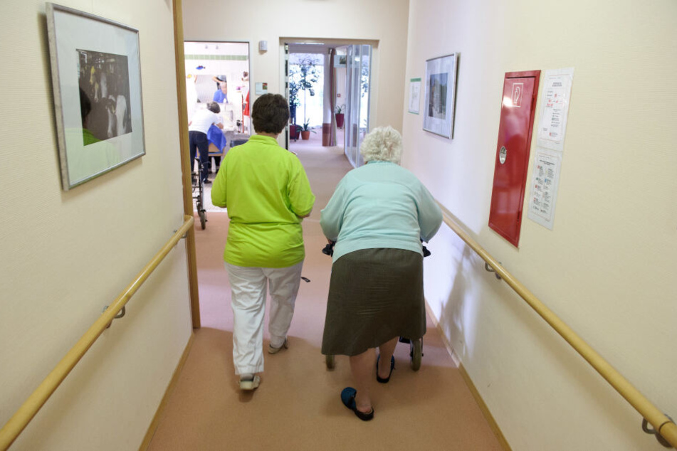 Immer mehr alte Menschen können die Pflegekosten nicht mehr selbst bezahlen.