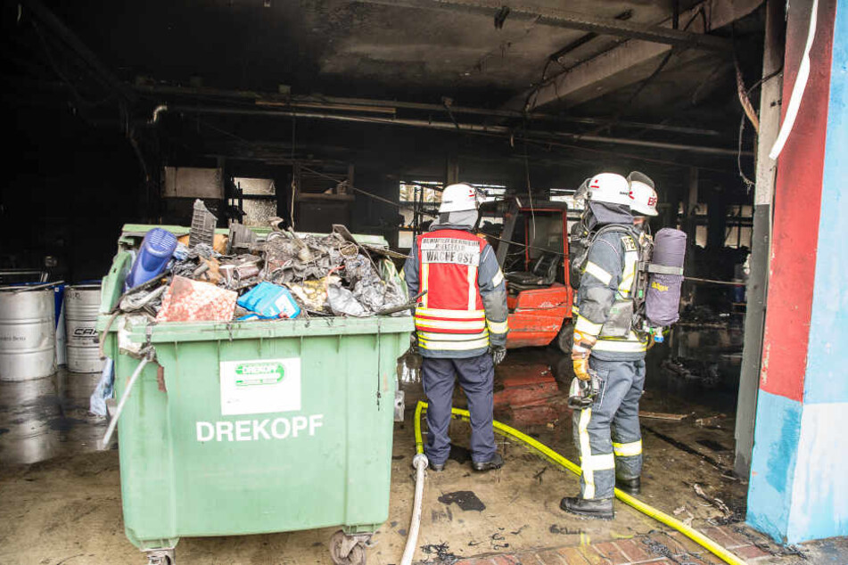 Viel Müll versperrte der Feuerwehr den Weg.