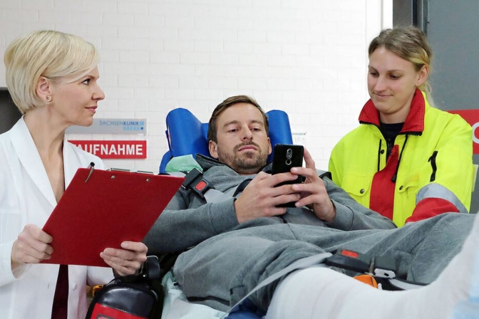 Und auch Daniel Kramer ist auf sein Handy fixiert.
