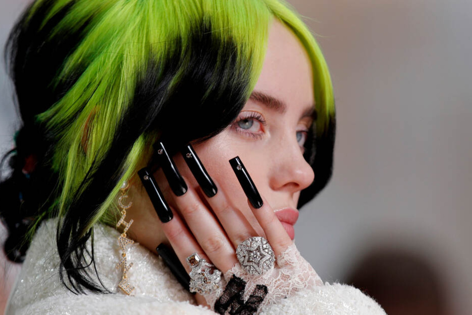 Die US-amerikanische Sängerin Billie Eilish möchte auf Neid- und Hass-Kommentare im Netz lieber verzichten.