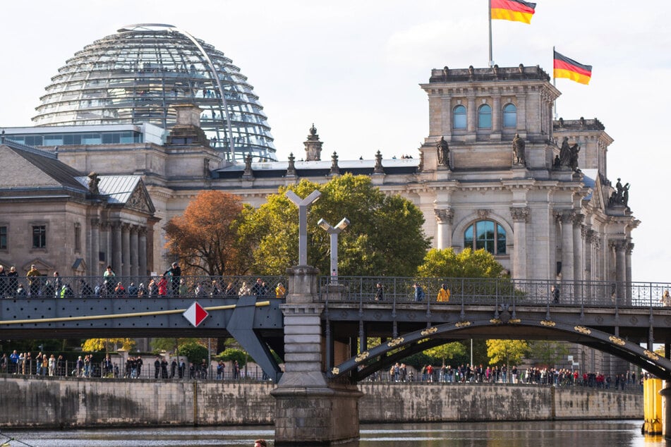 Am Reichstagsufer wurde ein Mann vor Zeugen in die Spree gestoßen. (Symbolbild)