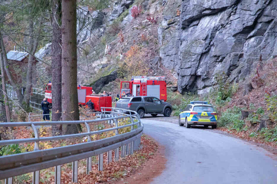 Rettungskräfte sind vor Ort um die Leiche zu bergen.