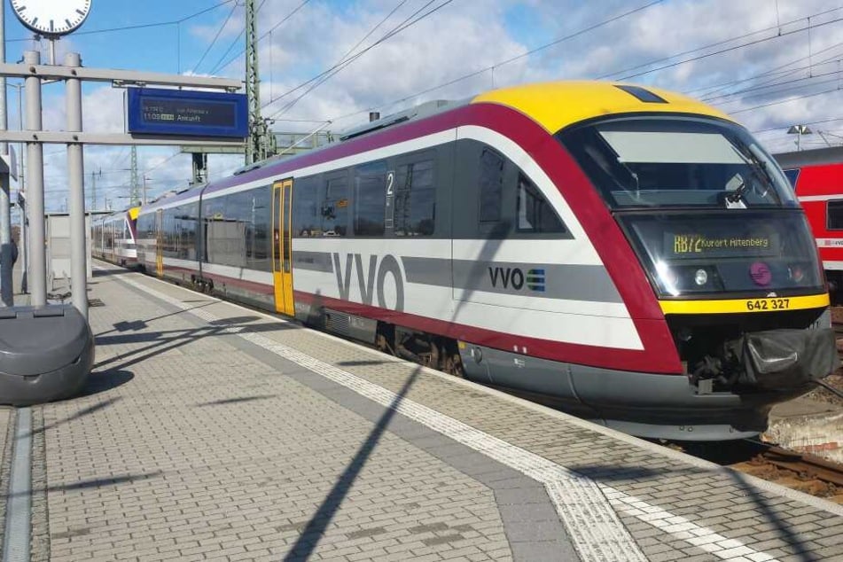 Die Züge der Städtebahn Sachsen brachte jeden Tag Tausende Pendler von A nach B. Die standen am Donnerstagmorgen ohne Vorwarnung empört an den Gleisen.