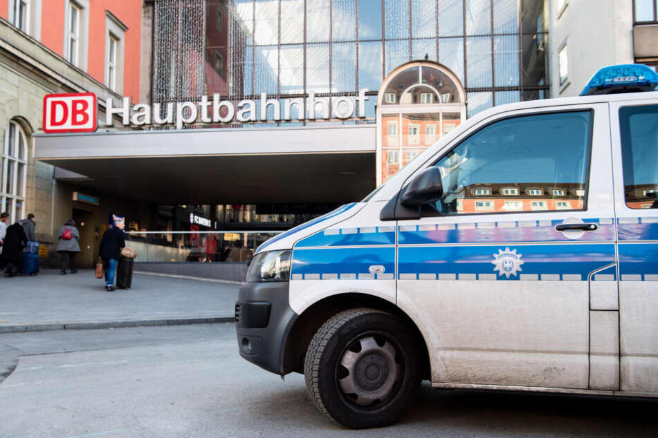Ein Fahrzeug der Bundespolizei steht vor einem Eingang zum Hauptbahnhof. Am frühen Montagmorgen war ein Polizist mit einem Messer angegriffen und schwer verletzt worden.