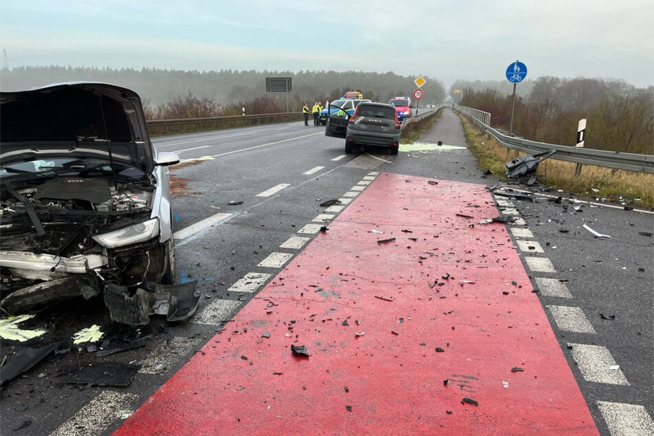 Eine Beifahrerin wurde im Fahrzeug eingeklemmt und schwer verletzt.