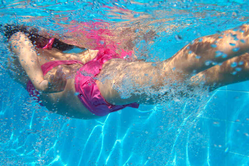 Das Schwimmbad in Amberg steht nicht zum ersten Mal in der Kritik. (Symbolbild)