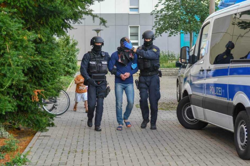 Insgesamt wurden mindestens vier Tatverdächtige festgenommen.