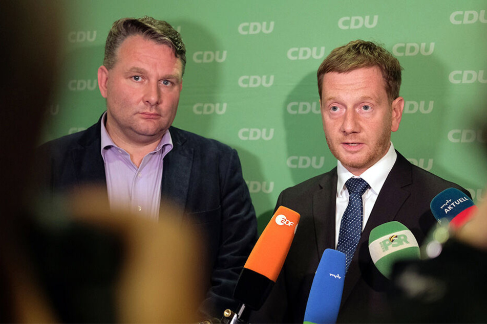Der CDU-Landesvorsitzende, Ministerpräsident Michael Kretschmer, und sein Fraktions-Vorsitzender Christian Hartmann sprachen nach der Sitzung des Landesvorstands in zahlreiche Mikrofone.