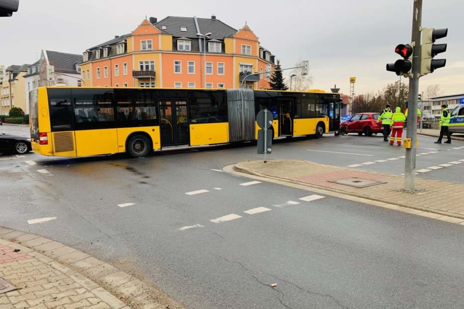 Auch in Heidenau: An der Kreuzung Dresdner Straße / Siegfried-Rädel-Straße haben sich am Vormittag Bus und PKW "getroffen".