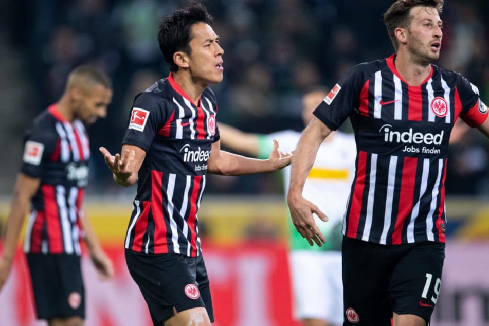 Makoto Hasebe (M.) und David Abraham (r.) werden der Eintracht wohl nach der kommenden Saison nicht mehr zur Verfügung stehen (Archivbild).