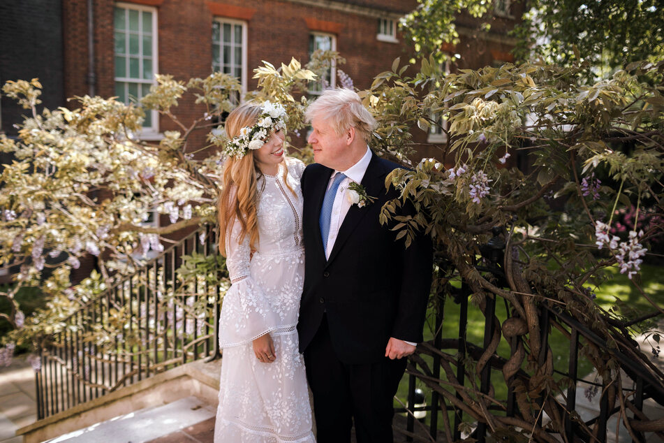 Am 29. Mai 2021 heirateten Boris Johnson (58) und Carrie Johnson (34). Das Bild zeigt beide nach der Hochzeit im Garten von Downing Street Nr. 10.