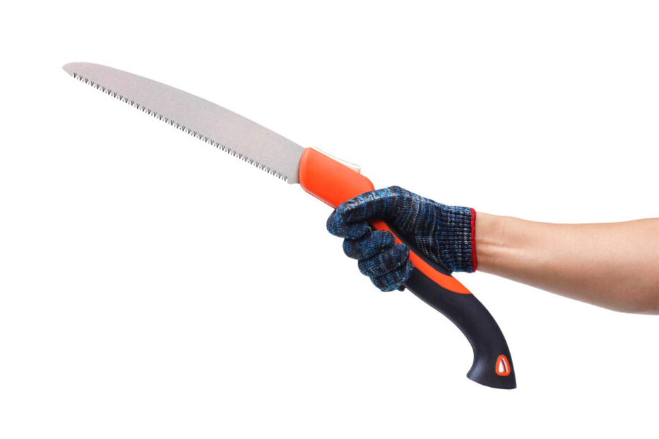 Ein Streit zwischen Vater und Sohn eskalierte - der 25-jährige Sohn nahm eine Astsäge und stach sie seinem 56-jährigen Vater in den Bauch. (Symbolbild)