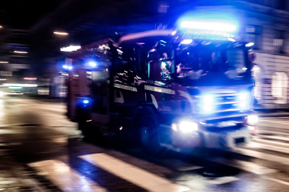 Ein Wohnungsbrand auf der Leonhard-Frank-Straße beschäftigte am Mittwoch Kameraden der Leipziger Feuerwehr. (Symbolbild)