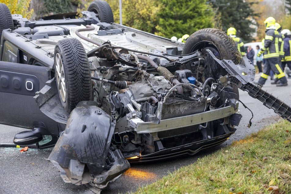 Schwerer Verkehrsunfall im Erzgebirge: Citroën überschlägt sich