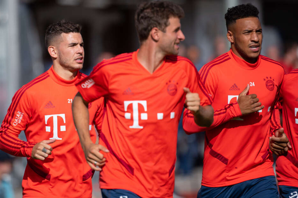 Lucas Hernandez (l-r), Thomas Müller und Corentin Tolisso beim Aufwärmen.