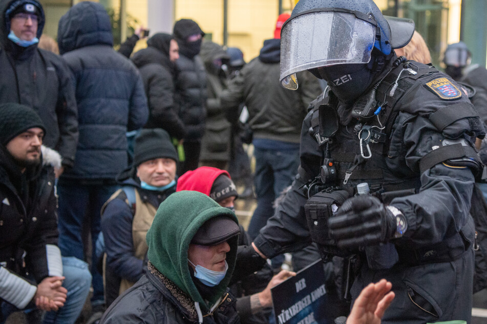 Keine Masken, kein Abstand: Polizei löst Impfgegner-Demos in Frankfurt auf