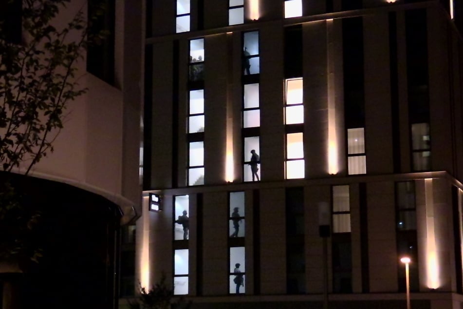 Nach einem Waffenfund hatten SEK-Teams der Polizei das Hotel in Düsseldorf-Oberbilk am Freitagabend durchkämmt.