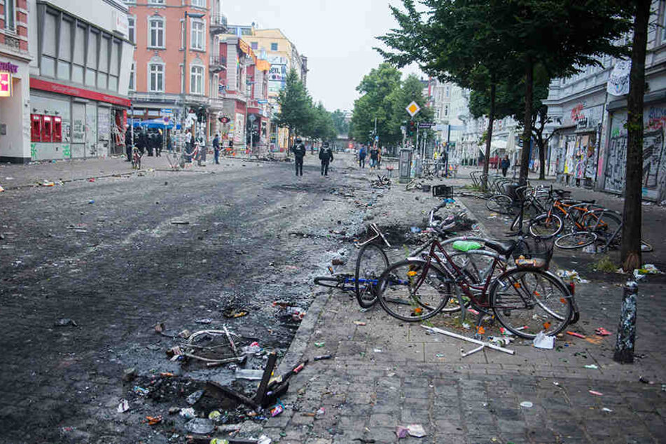 Der Morgen nach der blutigen Krawallnacht in Hamburg. So etwas soll sich nicht wiederholen, daher fordert Armin Schuster die rasche und konsequente Schließung linker Szenetreffs.