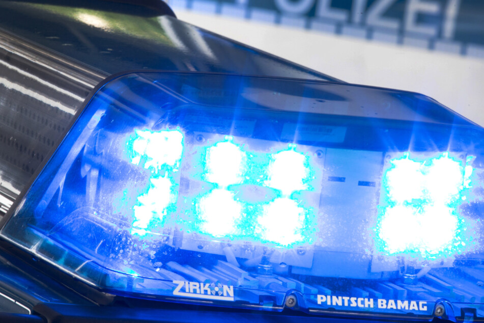 Lkw wird auf A7 von Auto getroffen, kippt und fängt Feuer: Vollsperrung!