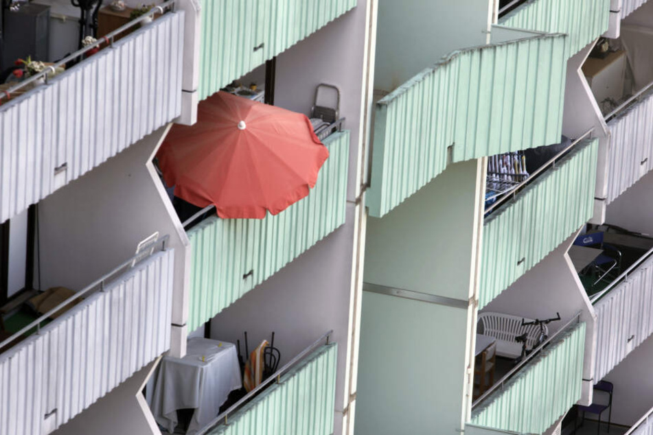 Ahnungslos saßen Mutter und Sohn auf dem Balkon, als das Unglück passierte. (Symbolbild)