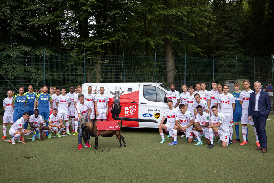Der 1. FC Köln und Hennes IX. bei der Übergabe des Autos.