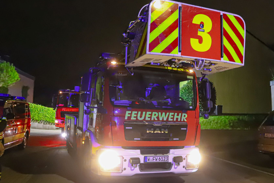 Mit einem Großaufgebot ist die Feuerwehr am Sonntagabend in Wuppertal zu einem Wohnungsbrand ausgerückt.