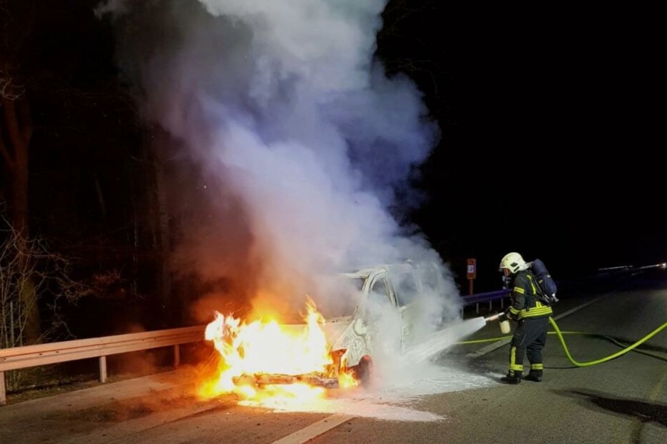 Der Fahrer soll sich glücklicherweise rechtzeitig aus dem Auto befreit haben.