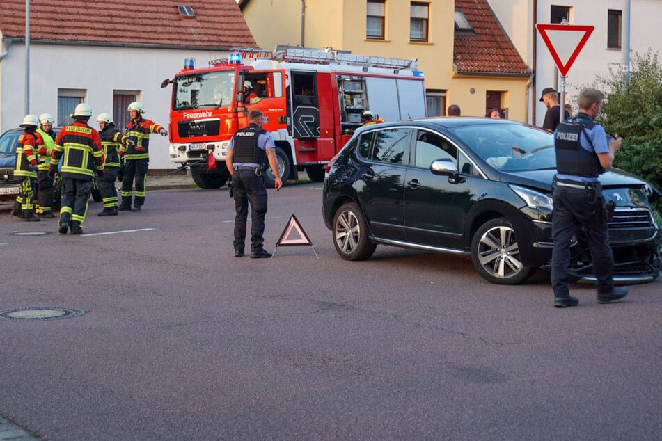 Moment der Unaufmerksamkeit: Autofahrer schafft es nicht zu bremsen und verletzt sich