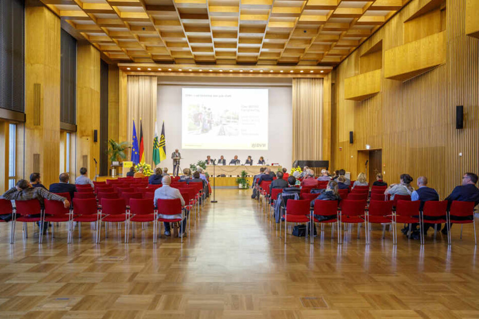 Wie sicher ist Dresden? Viel Information und lebhafte Diskussion am Donnerstag im Ratssaal.