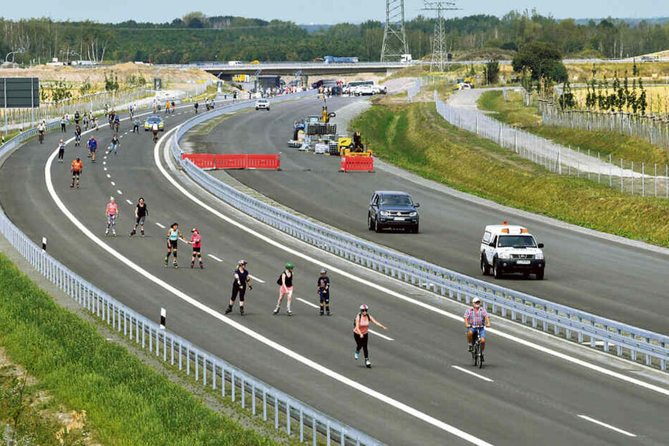 Bevor die Fahrbahn Richtung Chemnitz für den Verkehr freigegeben wurde, durften Fahrradfahrer und Inlineskater die Strecke testen.