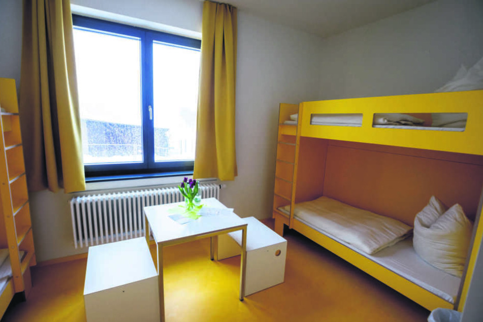 Gelb zieht sich, wie in diesem Vierbettzimmer, als Leitfarbe durch das gesamte Gebäude.