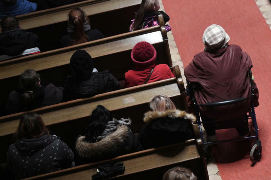 Bürger nehmen in der Christuskirche an einer Trauerfeier zum Gedenken an das sechsjährige Mädchen, das am 12.01.2019 in Torgelow getötet wurde teil.