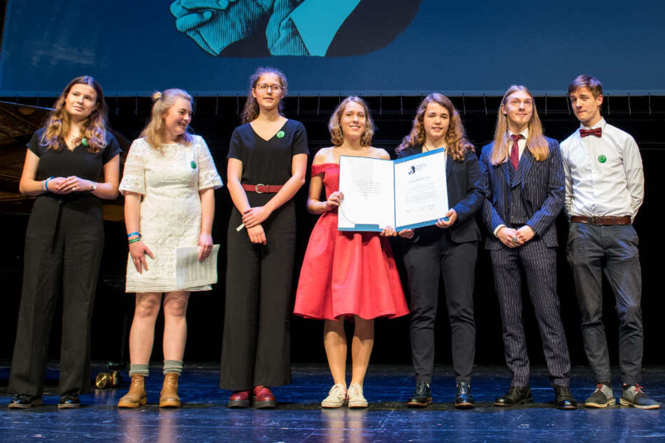 Vertreterinnen von Fridays for Future nehmen den Marion Dönhoff-Preis entgegen.