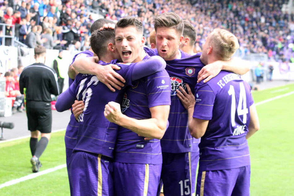 Trotz dem 1:1 war die Freude bei den "Veilchen" nach dem Spiel gegen Bielefeld groß.